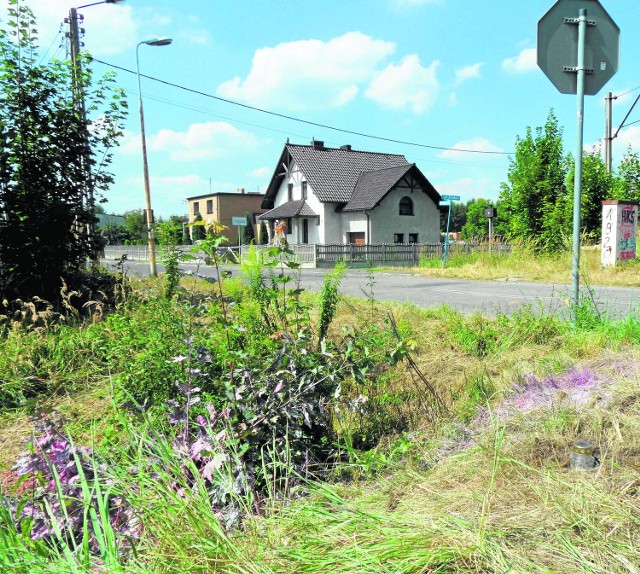 Daewoo matiz wpadł do rowu. Pasażerowie wieźli farby