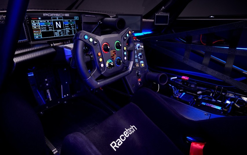 Zasadniczo 911 GT3 R rennsport opiera się na obecnym...