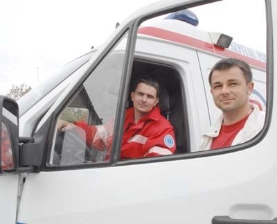 Kierowca karetki Krzysztof Majta i pielęgniarz Paweł Kitta cieszą się z nowego pojazdu, ale liczą też na remont i doposażenie pomieszczeń pogotowia