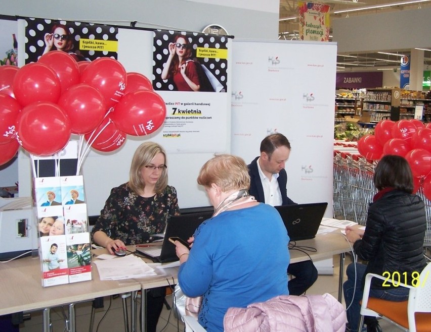 Urzędnicy skarbowi w kilku galeriach handlowych w Rzeszowie,...