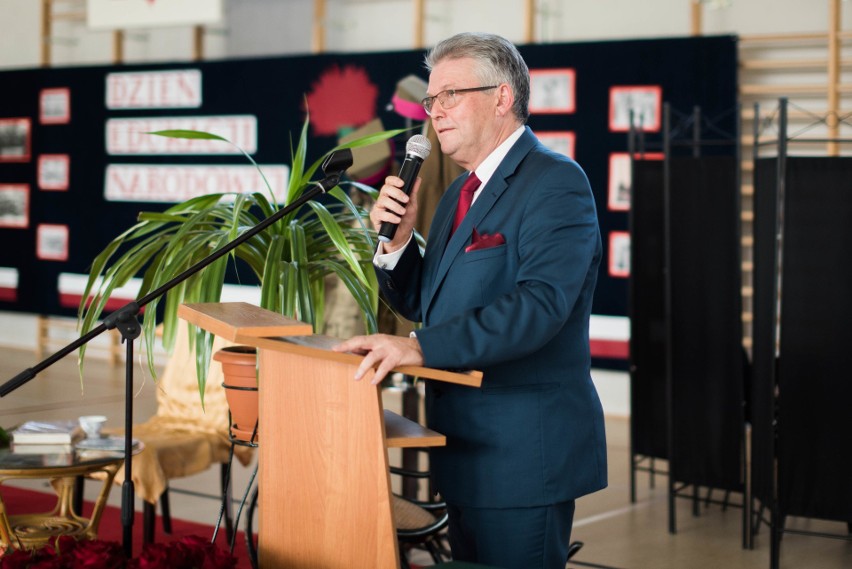 Dzień Edukacji Narodowej w powiecie ostrowskim. Nagrody i otwarcie boiska [ZDJĘCIA, WIDEO]