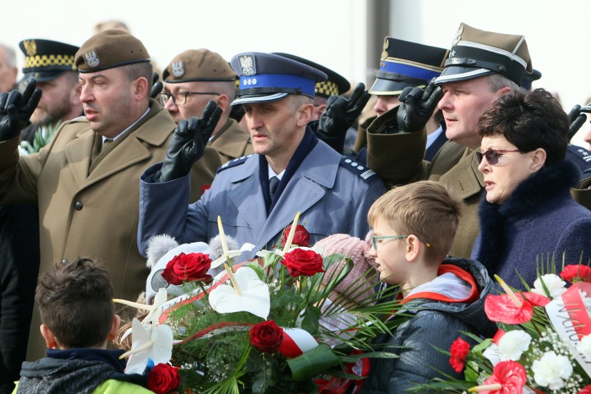 Narodowy Dzień Pamięci Żołnierzy Wyklętych. Kwiaty pod pomnikiem zamordowanych (ZDJĘCIA)