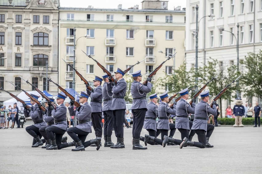 Możliwość zobaczenia policyjnych pojazdów, strojów czy...