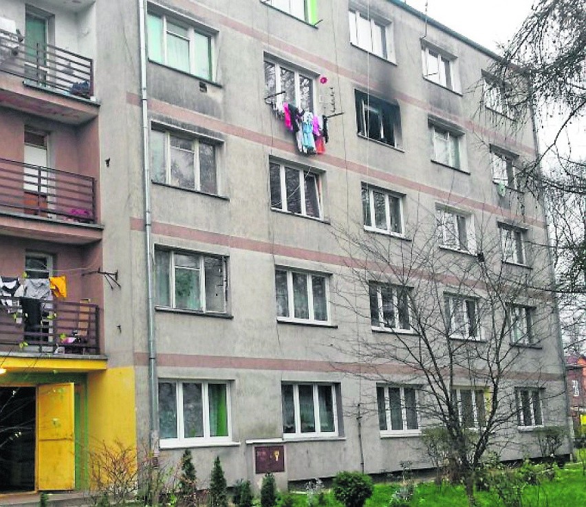 Pożar wybuchł na trzecim piętrze budynku w Dąbrowie...