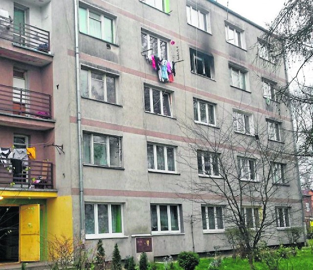 Pożar wybuchł na trzecim piętrze budynku w Dąbrowie Górniczej. Spłonęło jedno mieszkanie