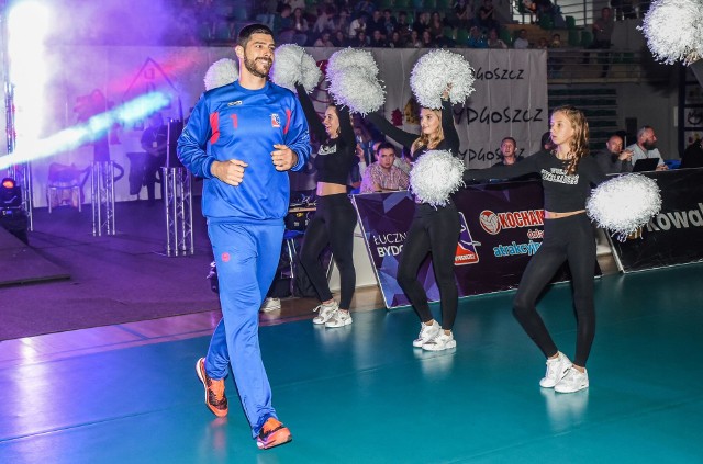 Przed wtorkowym Meczem o Puchar Prezydenta Bydgoszczy odbyła się prezentacja siatkarzy Łuczniczki Bydgoszcz przed nowym sezonem. Warto poznać tych zawodników, bo w większości są to nowe twarze w naszej ekipie.