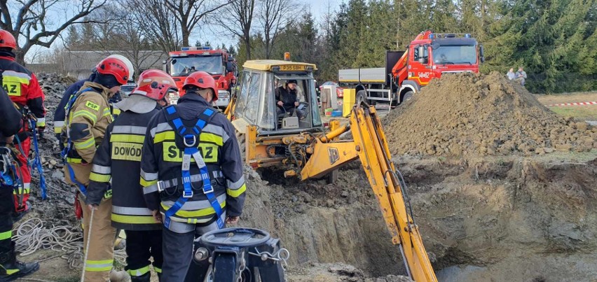 Śmiertelny wypadek w Odrzechowej. Mężczyznę przysypała ziemia