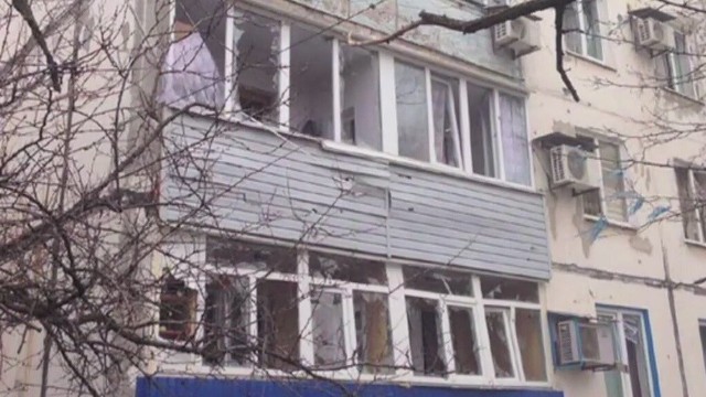 Co najmniej 10 osób zginęło w wyniku silnego ostrzału rakietowego dzielnicy mieszkaniowej w Mariupolu, we wschodniej Ukrainie. Pociski zostały prawdopodbnie wystrzelone przez prorosyjskich separatstów z wyrzutni Grad. Spadły na rynek i okoliczne budynki. Zniszczonych zostało kilkanaście samochodów.