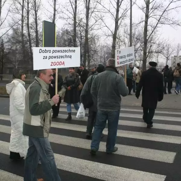 Protestujący rodzice w Skarżysku zablokowali krajową trasę numer 42 i ulicę Ekonomii. Na transparentach pojawiła się sentencja: "Dobro powszechne za powszechną zgodą&#8221;. Taki napis widnieje w sali herbowej skarżyskiego Starostwa Powiatowego.