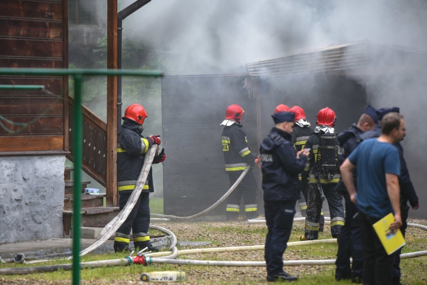 Zakopane: Strażacy gasili pożar garażu. Spłonęło stojące w nim auto