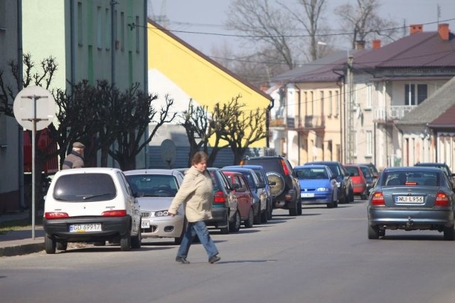 Taki obrazek, to w Lipsku codzienność: przechodnie manewrują pomiędzy zaparkowanymi autami, które zajmują część ulicy.