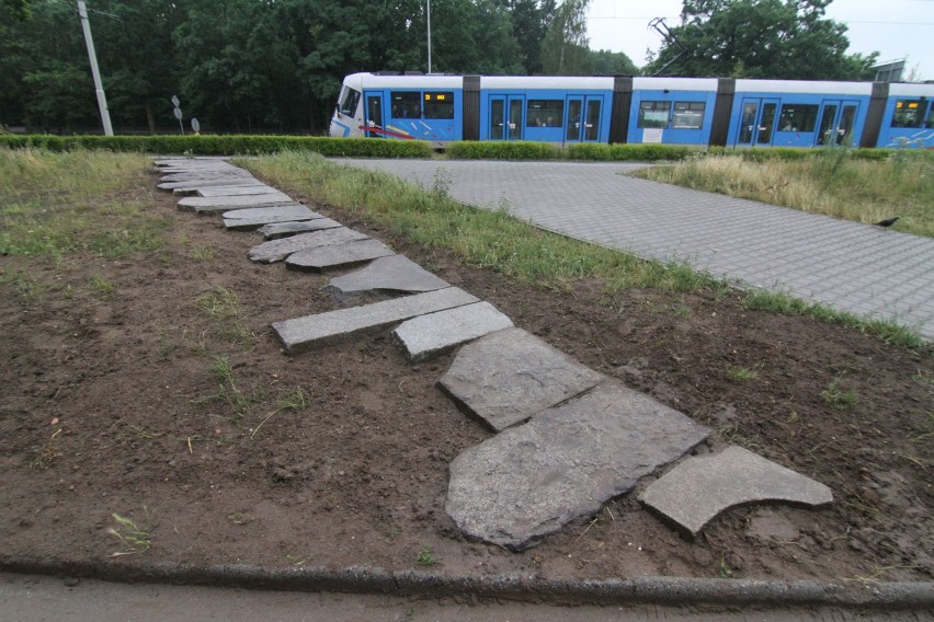 Płyty nagrobne ułożone przy chodniku na Kozanowie