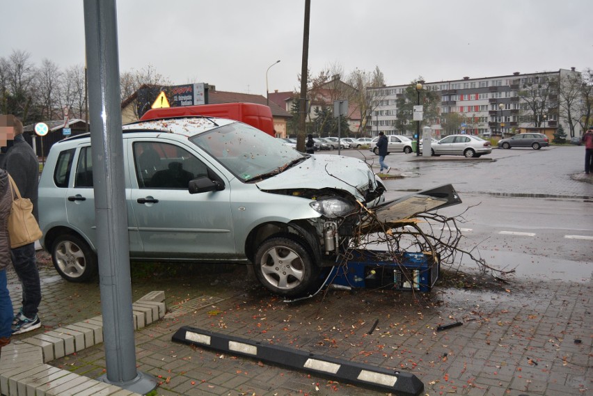Wypadek w centrum Ostrołęki. Ściął parkometr [ZDJĘCIA+WIDEO]