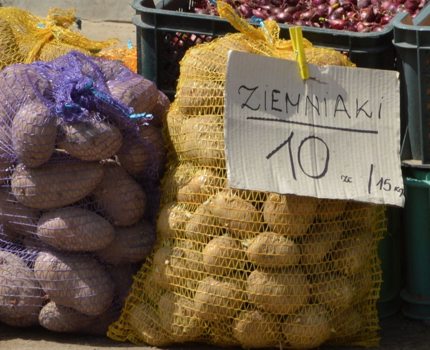 Ceny popularnych owoców i warzyw na targowisku w Ostrowcu w czwartek, 6 maja (ZDJĘCIA)