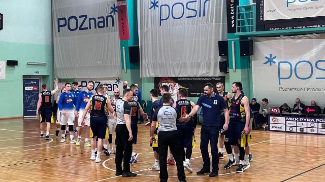 Koszykarze Sokoła Międzychód w hali POSiR pokonali drużynę Pyry Szkoła Gortata Poznań i objęli prowadzenie w grupie A II ligi