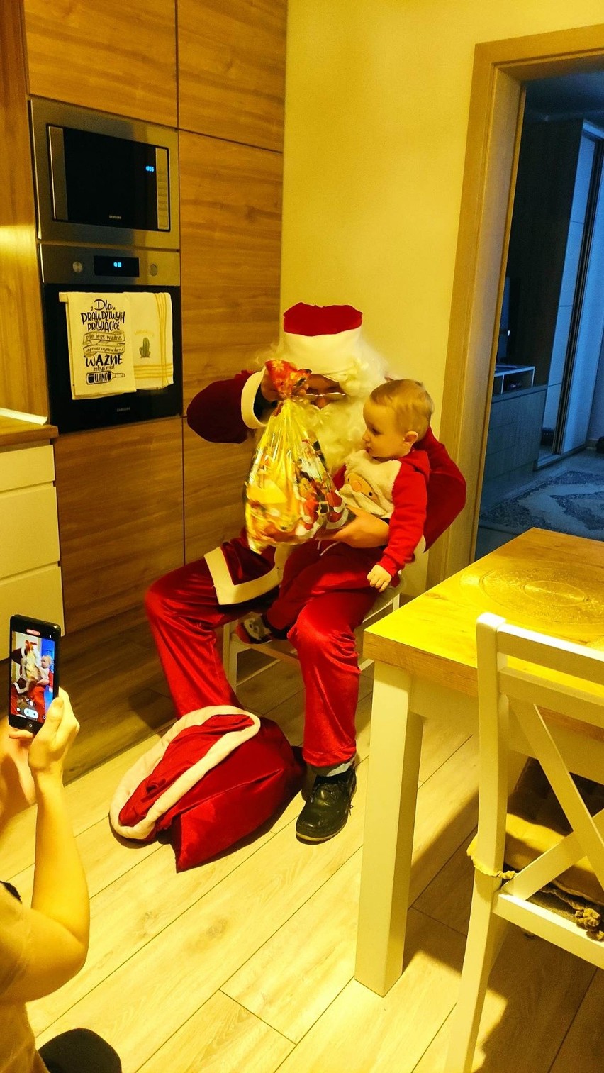 Oczywiście Święty Mikołaj odwiedził też gminę Gowarczów. "Przyłapano" go z prezentami w Bębnowie. Zobacz zdjęcia
