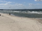 Wiatr wywiał turystów z plaży w Międzyzdrojach [ZDJĘCIA]