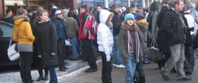 Przed Hotelem Gołębiewskim juz od rana czekały tłumy