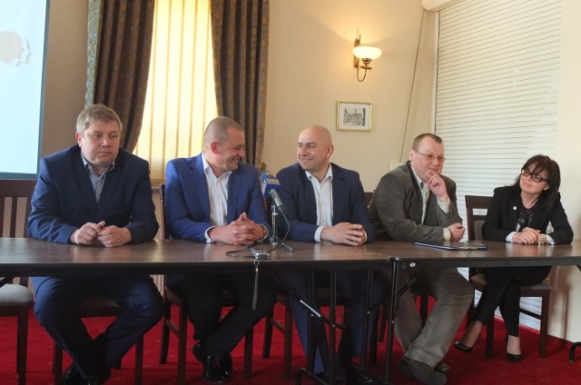 Cezary Kaźmierczak (pierwszy z lewej) mówił, że opolska organizacja będzie 11 lokalną w kraju w strukturach ZPP.
