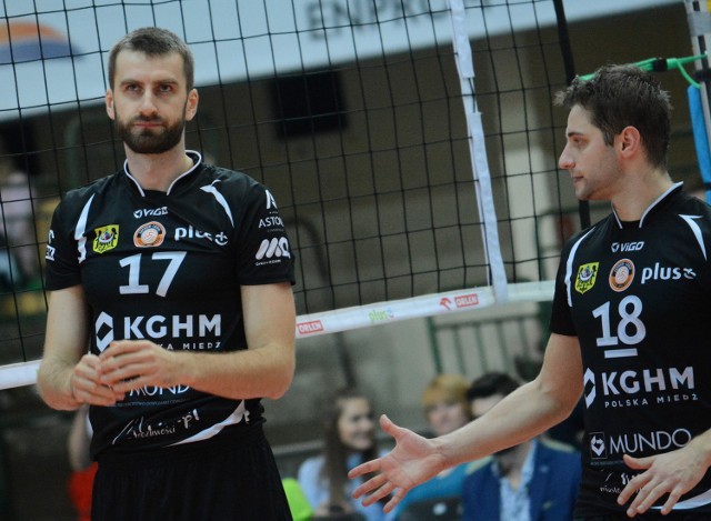 Marcin Możdżonek (po lewej) chciał pomóc kolegom z Resovii w rozgryzieniu gry swojego byłego rozgrywającego Grzegorza Łomacza. W Lubinie jednak go zabraknie