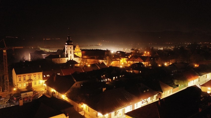 Stary Sącz. Niesamowite zdjęcia miasta z lotu ptaka. Zobacz jak wygląda nocą [ZDJĘCIA]