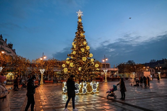 Iluminacje świąteczne w Sopocie. W różnych częściach miasta pojawiły się kolorowe choinki, dekoracje przestrzenne, girlandy i kurtyny świetlne