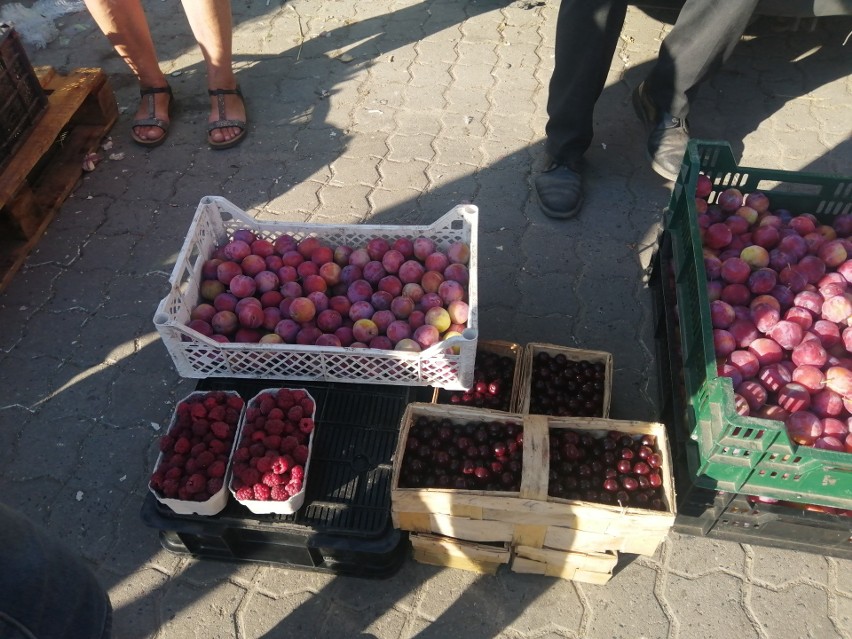 Mnóstwo pomidorów, wiśni, śliwek, malin i borówek na giełdzie w Sandomierzu. Jakie ceny owoców i warzyw? Sprawdź 