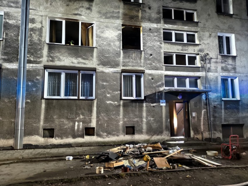 Piekary Śląskie: W jednym z mieszkań doszło do wybuchu butli z gazem. Poszkodowane zostały dwie osoby