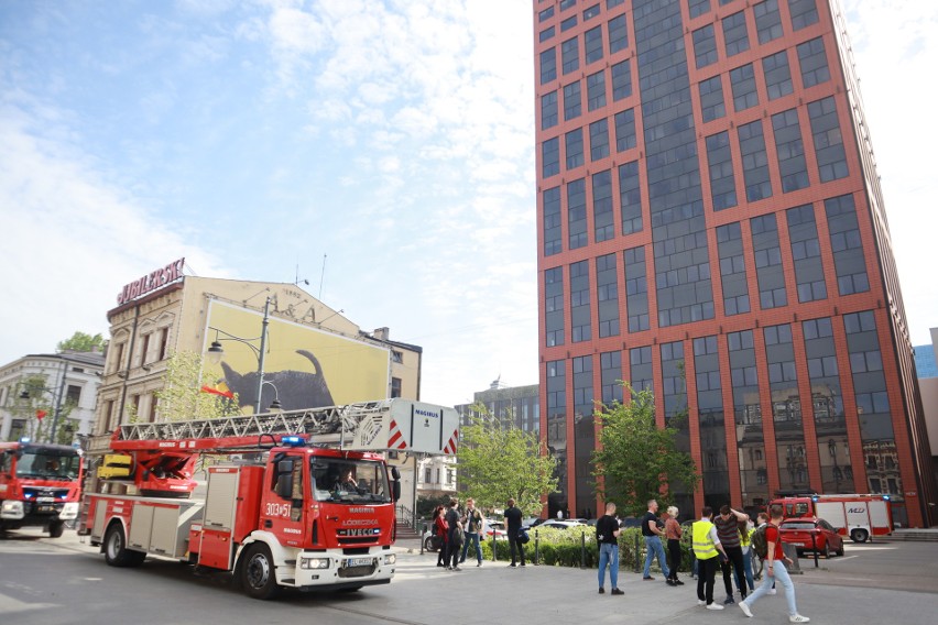 Ewakuacja pracowników z wieżowca w centrum Łodzi przy Piotrkowskiej. Alarm pożarowy w Red Tower w Łodzi