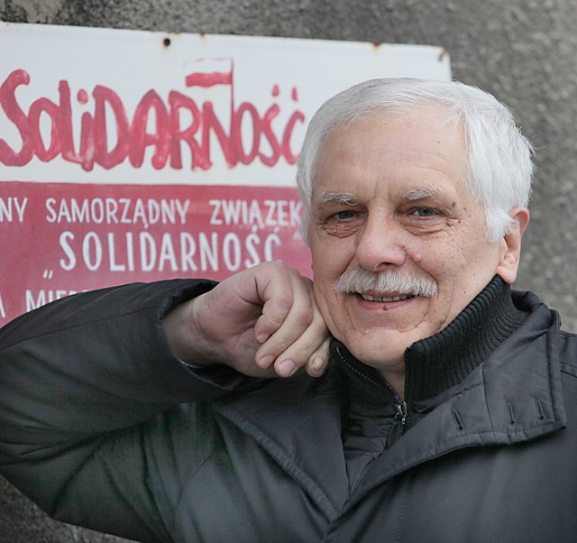 Andrzej Słowik był jednym z najważniejszych działaczy Solidarności. Za wezwanie do strajku generalnego 13 grudnia 1981 roku wraz z Jerzym Kropiwnickim zostali skazani na kary po 4,5 roku więzienia, które podwyższono im do 6 lat. W więzieniu wraz z Kropiwnickim prowadził prawie dwumiesięczną głodówkę w walce o status więźnia politycznego. Wyszedł na wolność na mocy amnestii w połowie roku 1983, po dwóch i pół roku spędzonych w aresztach i więzieniach. Kontynuował działalność opozycyjną w podziemiu.