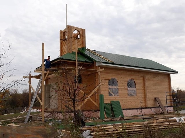 Prawdopodobnie jeszcze w tym miesiącu zakończy się budowa drewnianego kościoła w syberyjskim Białymstoku. Został zbudowany przez Polaków ponad 100 lat temu, ale tuż po Wielkanocy w 2017 roku spłonął. Udało się go odbudować dzięki finansowemu wsparciu ludzi dobrej woli. Poświęcenie świątyni zaplanowano 12 czerwca 2020 roku.