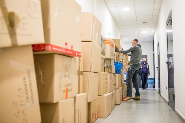 Bydgoszcz nie pozostaje bierna na wydarzenia w Ukrainie. W mieście trwa akcja pomocy uchodźcom. W artykule bieżące informacje. Na zdjęciu Bydgoskie Centrum Targowo - Wystawiennicze, gdzie zorganizowano punkt zbiórki darów dla Ukraińców.