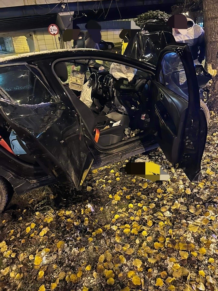 Wypadek w rejonie 29 Listopada w Krakowie. Auto zmasakrowane na drzewie