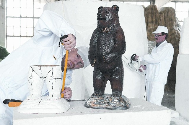 Rzeźbiarze Malpolu Stanisław Łomnicki i Bartosz Bielniak jeszcze niedawno rzeźbili Solusia, teraz niewielki model niedźwiedzia przenoszą w wielki rozmiar.