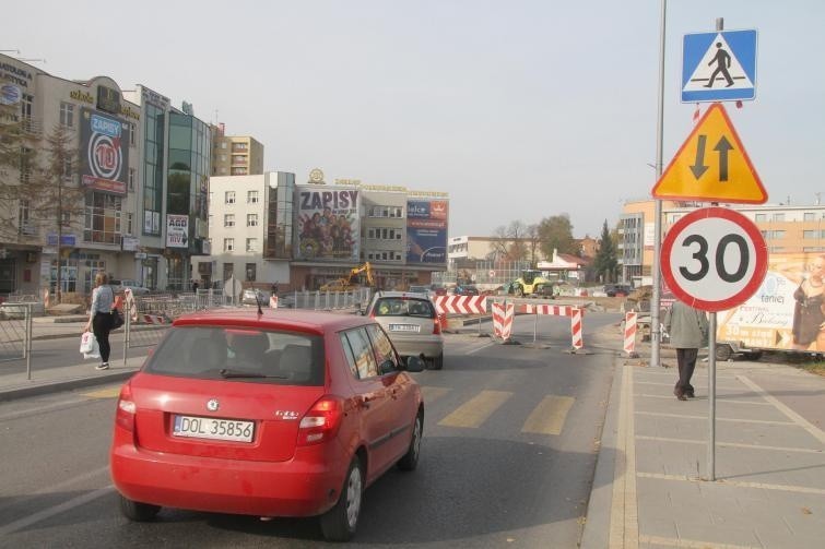 Przez rondo Gustawa Herlinga-Grudzińskiego w Kielcach po...