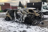 Pożar na parkingu we Wrocławiu. Spłonęły dwa samochody, inne zostały nadpalone [ZDJĘCIA]