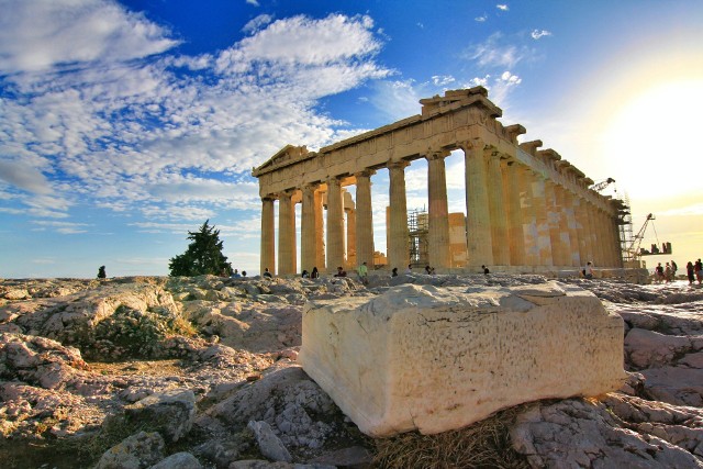 Grecja oferuje wiele unikalnych pamiątek, które warto przywieźć ze sobą z wakacji. Bez względu na to, czy to ceramika, koraliki, oliwki czy wyroby skórzane, każda pamiątka przypomni Ci o pięknie tego kraju i magicznych chwilach spędzonych na greckiej ziemi.