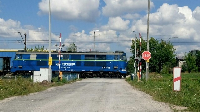 Kielce, wtorek, 2 sierpnia, godzina 10.52, przejazd kolejowy na ulicy Na Ługach. Zapory nie były opuszczone, nasza czytelniczka mogła wjechać pod pociąg. Tylko szczęściu zawdzięcza to, że nic jej się nie stało.