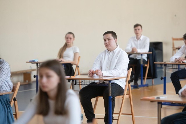 Egzamin ósmoklasisty z języka polskiego 2022 odbył się we wtorek 24 maja. Mamy proponowanymi odpowiedziami! Sprawdź je na następnych slajdach --->>>