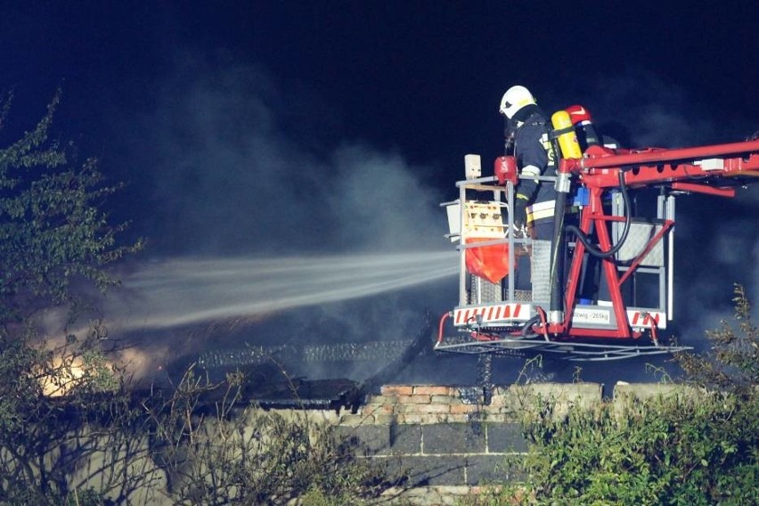 Pożar w Kaliszu - z ogniem walczyło 10 zastępów straży pożarnej [ZDJĘCIA]