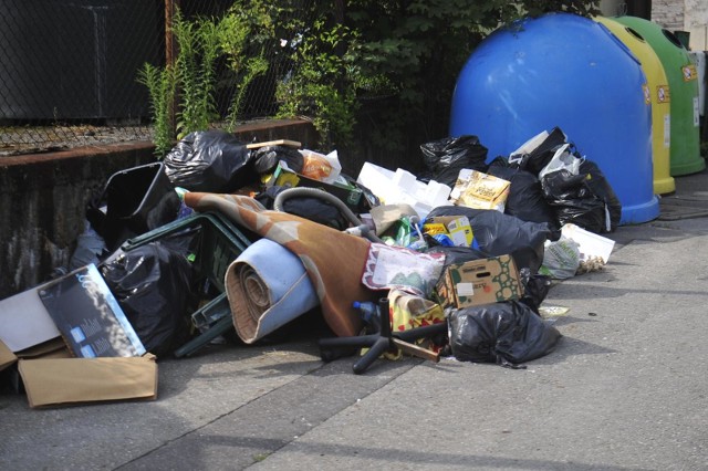 Władze Łodzi obawiały się, że śmieci zasypią miasto, bo nie będzie ich można odebrać i zawieźć na składowisko.