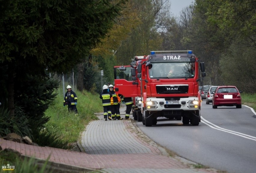 O włos o tragedii w Dąbrówce Tuchowskiej. Mężczyzna utknął pod traktorem