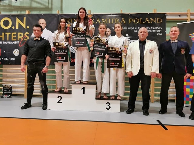 Pierwsze miesiące roku 2021 były bardzo pracowite dla kadry zawodniczej oraz trenerów Klubu Karate Kyokushin “Chikara” z Kielc. Udział w kilku znaczących imprezach sportowych zaowocował zdobyciem licznych medali i pucharów. Faworyci nie zawiedli i udowodnili, że liczą się na arenie ogólnopolskiej, debiutanci bardzo pozytywnie zaskoczyli.Sezon 2021 rozpoczął bardzo udany start w ogólnopolskim turnieju w Przemyślu. Wszyscy zawodnicy “Chikary”, którzy pojechali walczyć na matach Przemyśla, wrócili do Kielc z medalami. Aleksandra Wysocka, Alan Futer, Wiktoria Kosmala, Oskar Białek i Iwo Nowacki sięgnęli po złote krążki. Dawid Korban i Julia Kosmala zajęli drugie miejsca. Sylwia Januszek i Aleksander Gawlik zdobyli brązowe medale.W silnie obsadzonych Mistrzostwach Polski Południowej Karate Kyokushin zawodnicy “Chikary” zdobyli dwa medale udowadniając, że mają w sobie prawdziwego ducha walki. Turniej, w którym brali udział od lat jest bardzo wymagający. Gabriela Kurczyńska zdobyła srebrny medal, Bartłomiej Adamiec sięgnął po brąz.Z kwalifikacji do Mistrzostw Europy Seniorów i Otwartych Mistrzostw Shinkyokushinkai karatecy Klubu Karate Kyokushin “Chikara” wrócili z pięcioma medalami. Pierwsze miejsce na tych prestiżowych zawodach zajął Alan Futer, srebro zdobyła Aleksandra Wysocka, trzecie miejsca przypadły Wiktorii Kosmali, Sylwii Januszek i Bartłomiejowi Adamcowi.Udany start zawodnicy “Chikary” zaliczyli również na Ogólnopolskim Turnieju Karate Kyokushin Sendomiria Cup w Sandomierzu. Ekipę Klubu stanowiła tym razem oprócz doświadczonych zawodników, liczna grupa debiutantów. Młodzi zawodnicy pokazali serce do walki i wysoko postawili poprzeczkę swoim rywalom.Miejsca na podium zajęli: Iwo Nowacki, Julia Kosmala (złote medale), Dawid Korban, Nikodem Maciejec (srebrne medale), Zuzanna Błaszczyk, Wiktoria Kosmala, Alan Futer, Kacper Peroń, Jan Koźbiał, Oskar Białek, Oskar Nowacki (brązowe medale).Zawodnicy tuż za podium zdobyli cenne doświadczenie, które z pewnością zaowocuje w przyszłości: Piotr Garecki, Andrzej Krzysztofik, Jakub Rycerski, Jan Cernek, Franciszek Ferenc, Oliwia Żmudzińska, Krystian Sudrawski, Patrycja Dzierżak, Jakub Giełżecki.Turniej stał na wysokim poziomie sportowym i organizacyjnym.Wzięło w nim udział aż 303 zawodników z 31 klubów z całego kraju.Kolejnym wymagającym sprawdzianem dla kieleckich zawodników był ogólnopolski turniej w Białymstoku, na którym karatecy “Chikary” zdobyli osiem medali: Aleksandra Wysocka,Michał Tofil (pierwsze miejsca), Aleksander Gawlik (drugie miejsce), Sylwia Januszek, Wiktoria Kosmala Jan Koźbiał, Dawid Korban, Zuzanna Błaszczyk (trzecie miejsca). Turniej w Białymstoku organizowany przez Mistrza Świata shihana Piotra Sawickiego 6 dan na stałe wpisał się w kalendarz imprez będących mocnymi sprawdzianami dla kadry zawodniczej “Chikary”.Ostatni ważny start karateków trenujących na matach “Chikary” to udział w Akademickich Mistrzostwa Polski - turnieju od lat bardzo mocno obsadzonym i wymagającym. Niestety, tym razem nie udało się stanąć na podium naszej zawodniczce Gabrieli Kurczyńskiej. Studentka z “Chikary” wykazała olbrzymiego ducha walki i zdobyła bardzo cenne doświadczenie przed zbliżającymi się Wagowymi Mistrzostwami Polski Karate Kyokushin, które będą dla niej najważniejszym sprawdzianem tego sezonu. Duże brawa i słowa uznania należą się dla Elizy Wiksy za zdobycie dwóch medali - srebrnego w kata i brązu w kumite. Eliza reprezentuje Mieleński Klub Karate Kyokushin, ale w tym sezonie trenuje razem z kadrą zawodniczą Klubu Karate Kyokushin “Chikara”Materiały prasowe