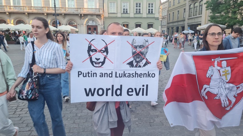 Kraków. "Stop terrorowi!": Setki osób protestowało na Rynku Głównym przeciwko rosyjskiej inwazji na Ukrainę [ZDJĘCIA]