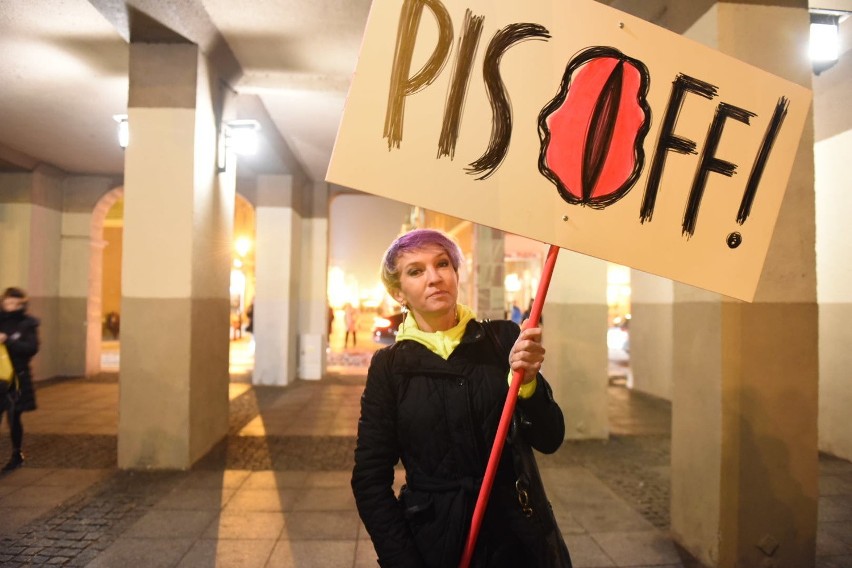 Czarny protest w Toruniu. Manifestacja przeciw zaostrzaniu prawa antyaborcyjnego