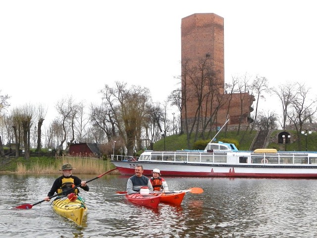 Kajakarze pod Mysią Wieżą w Kruszwicy. Przed nimi 43-kilometrowy rejs do Barcina