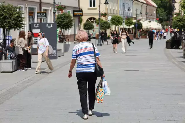 Świadczenie socjalne jest istotnym wsparciem dla dorosłych osób, które z powodu swojego stanu zdrowia są chwilowo bądź całkowicie niezdolne do podejmowania pracy. W niniejszym artykule zbadać będziemy warunki, jakie trzeba spełnić, aby starać się o to świadczenie, a także poznamy obecne kwoty renty socjalnej w roku 2024.