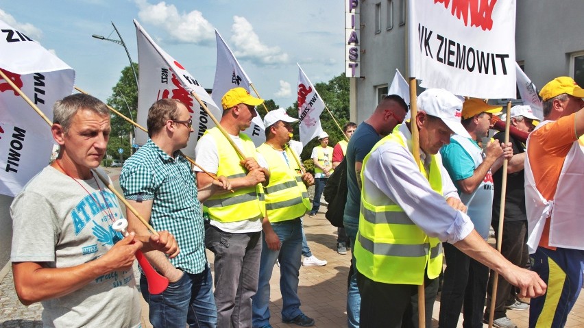 Pikieta pod Urzędem Miasta w Lędzinach