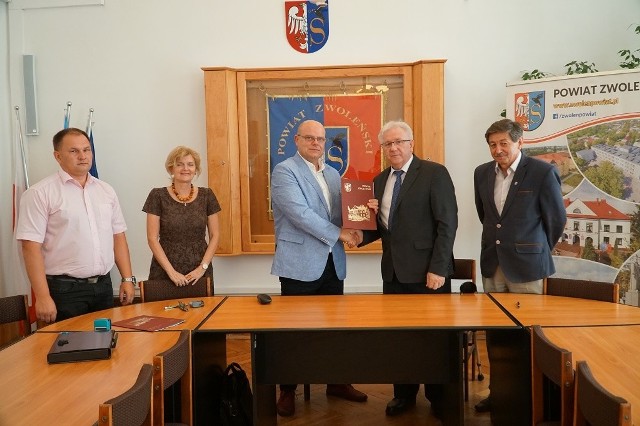 Umowę podpisali w środę wiceprezes zarządu firmy Interbud Jacek Frączkiewicz (trzecie z lewej) oraz starosta zwoleński Stefan Bernaciak (drugi z prawej).