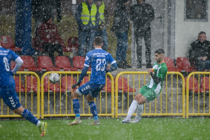 Hummel 4 Liga. Wysokie zwycięstwo GKS Rudki z Moravią Anna-Bud Morawica. Fatalne warunki atmosferyczne. Zobaczcie zdjęcia z meczu